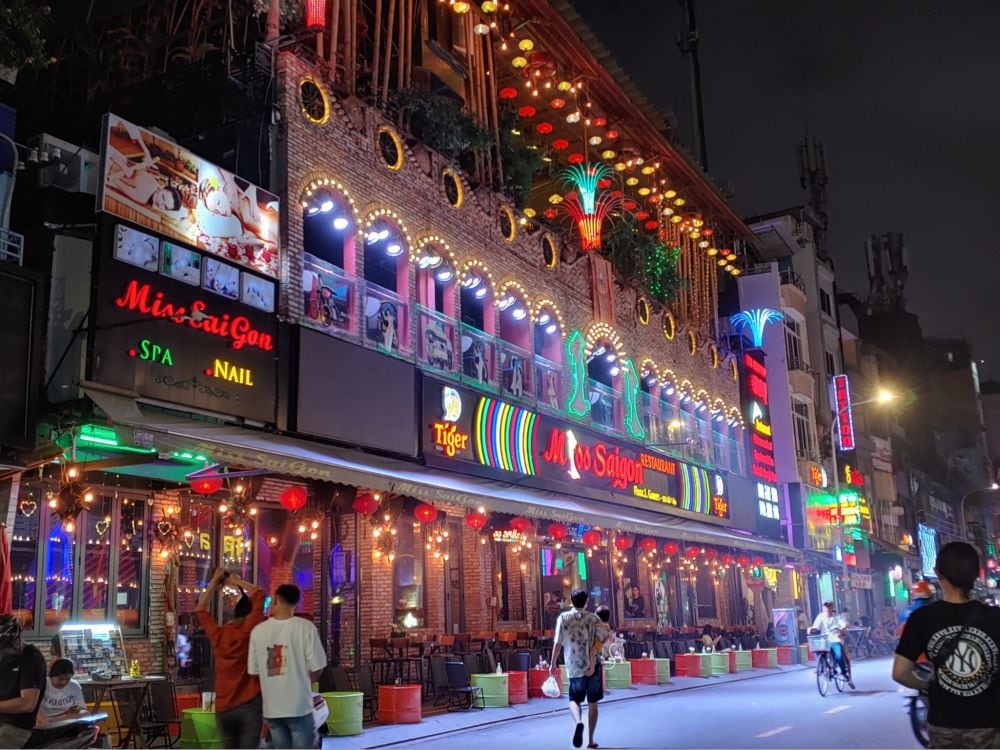 Phố đi bộ Bùi Viện mở cửa cả ngày, là nơi nhịp sống của Sài Gòn được tái hiện rõ nét